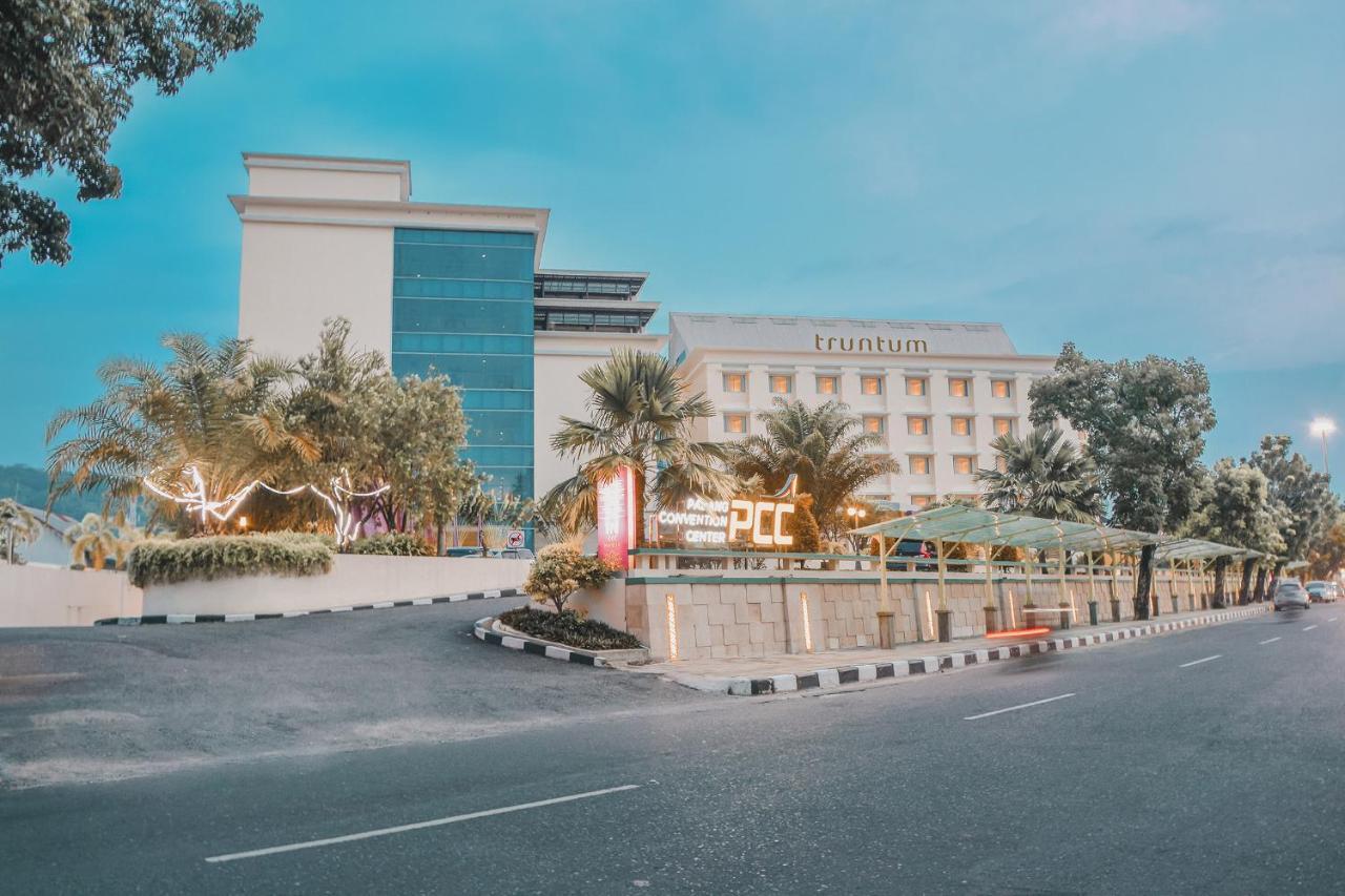 Truntum Padang Hotel Exterior photo
