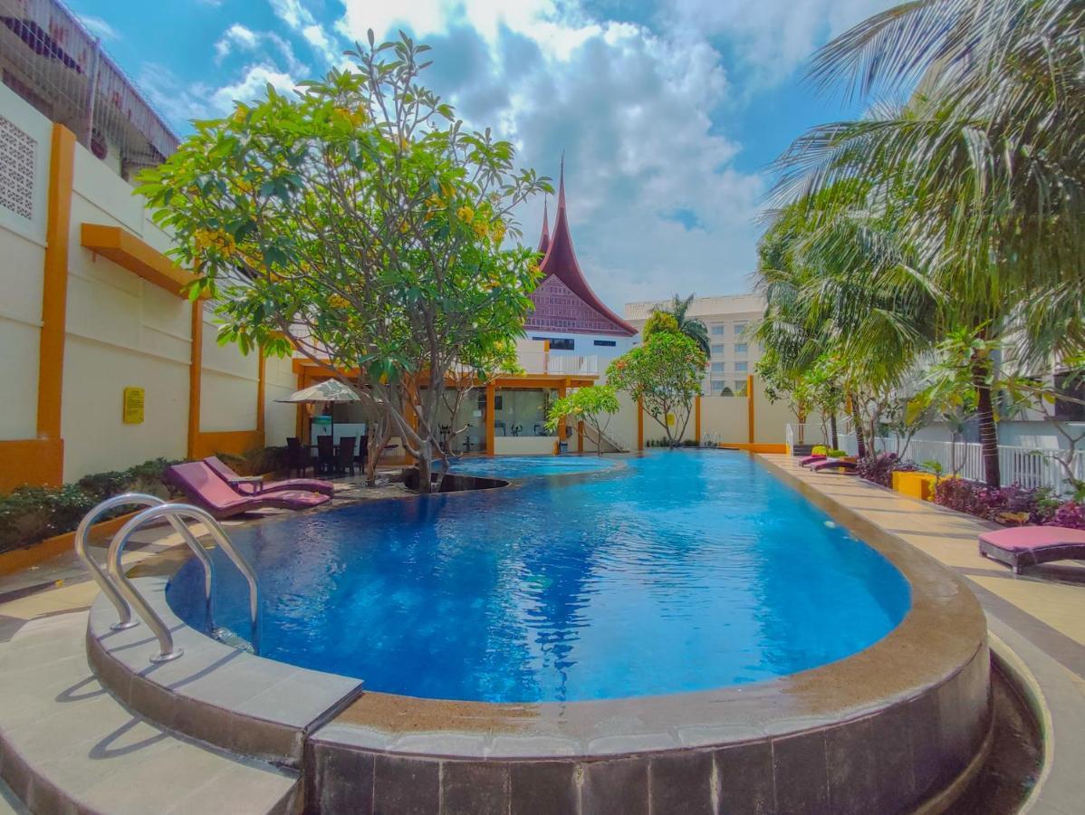 Truntum Padang Hotel Exterior photo