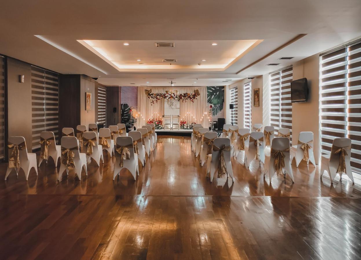 Truntum Padang Hotel Exterior photo