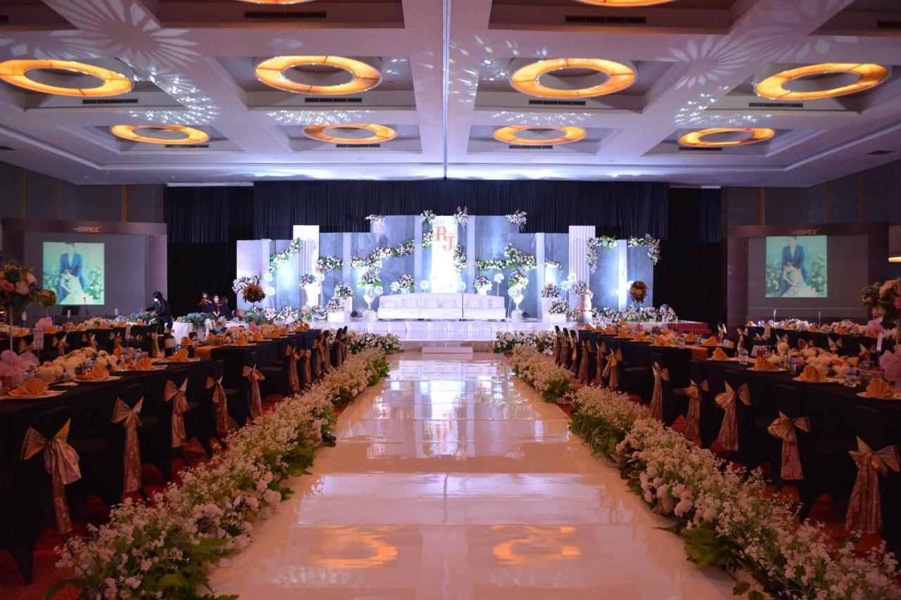 Truntum Padang Hotel Exterior photo