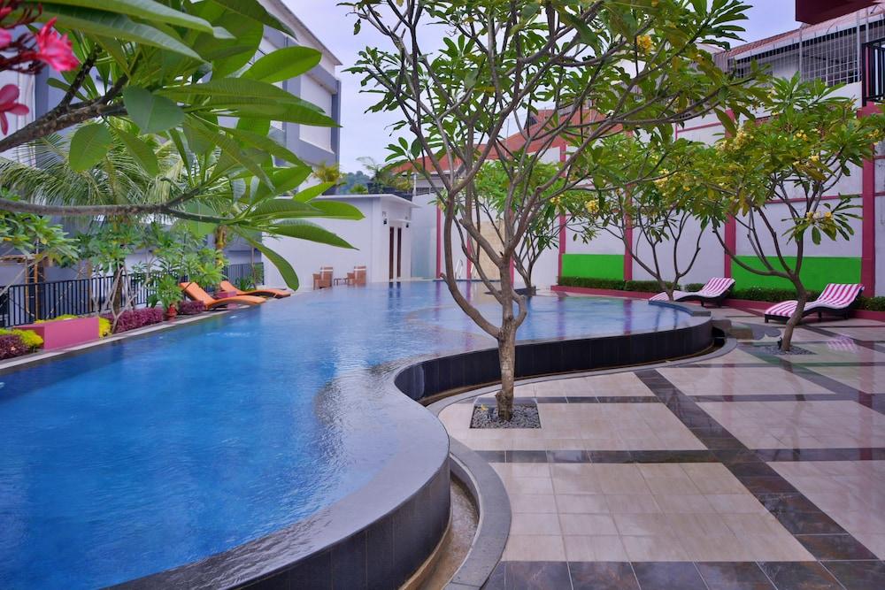 Truntum Padang Hotel Exterior photo