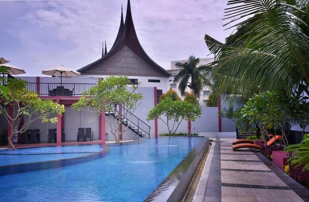 Truntum Padang Hotel Exterior photo