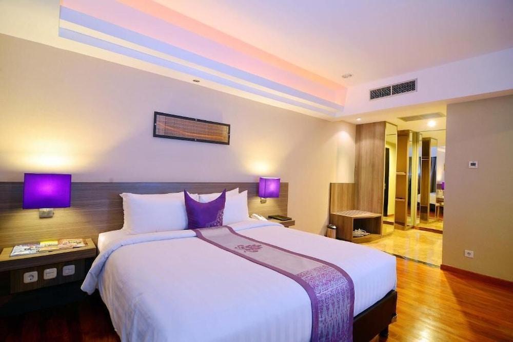 Truntum Padang Hotel Exterior photo
