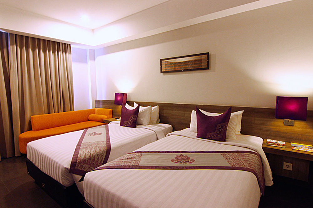 Truntum Padang Hotel Exterior photo